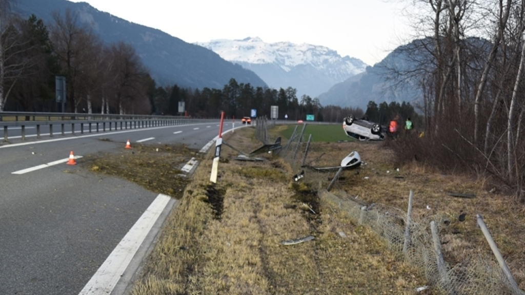 Auto überschlägt sich auf A13 bei Cazis mehrfach, © Kapo GR