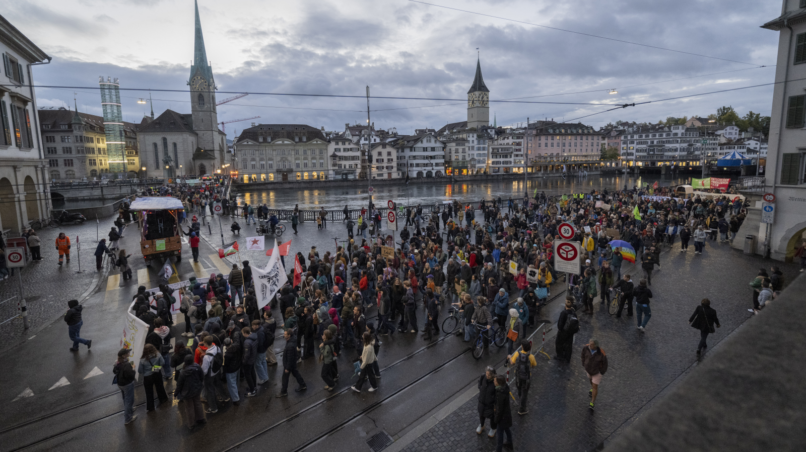 Hunderte ziehen fürs Klima durch Zürich, © KEYSTONE/Til Buergy