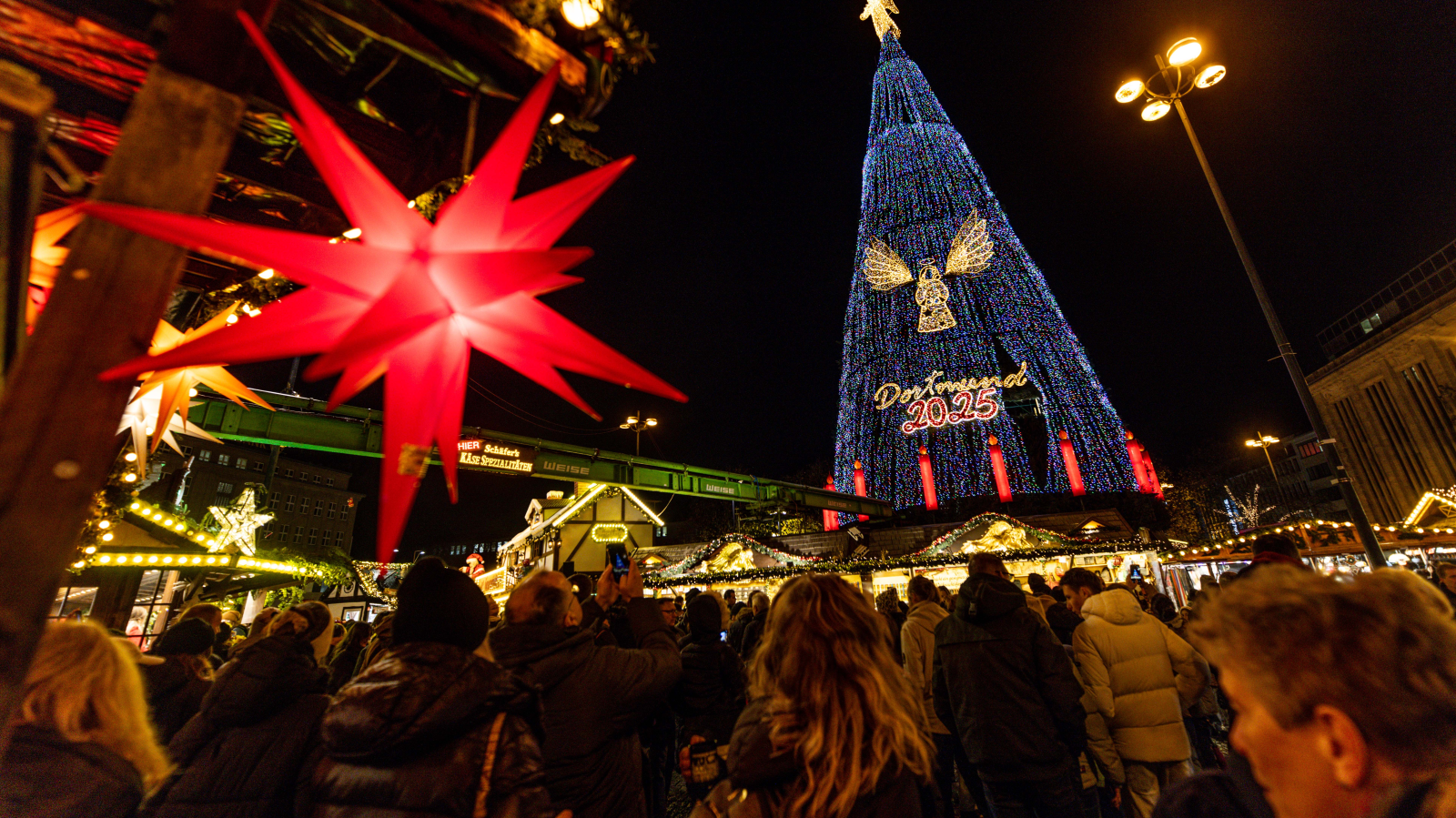 Wiesbaden’de Noel Pazarı Sezonu Resmen Başladı, © Dieter Menne/dpa