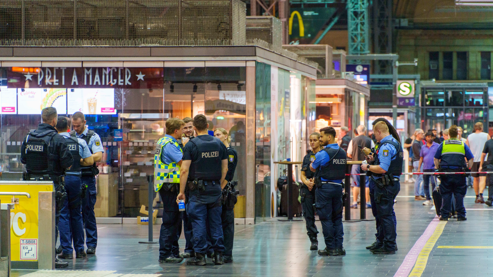 Hessen, Frankfurt/Main: Polis memurları olay yerini kordon altına aldı. Fotoğraf: Andreas Arnold/dpa, © dpa