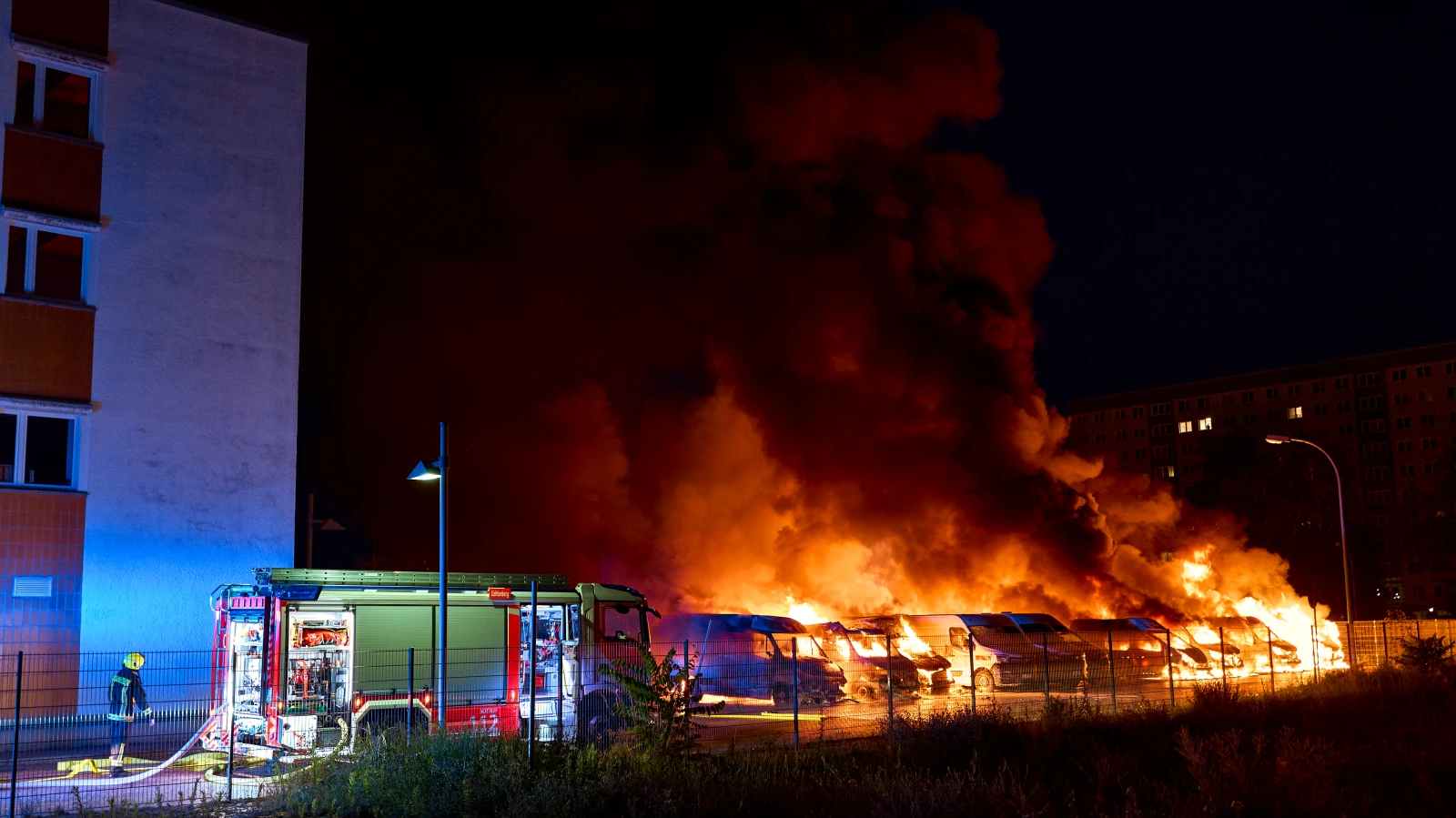 Berlin’de 36 Aracın Kundaklanmasını Aşırı Solcu Bir Grup Üstlendi!, © dpa Berlin’de 36 Aracın Kundaklanmasını Aşırı Solcu Bir Grup Üstlendi!, © dpa