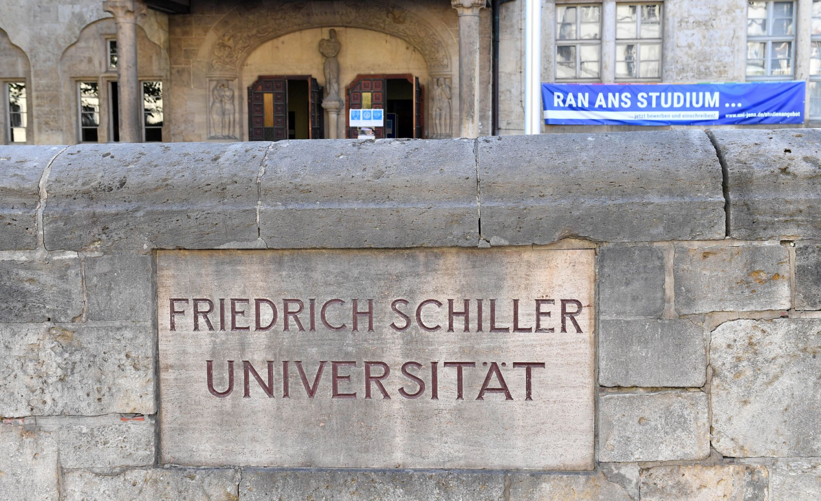 «Friedrich Schiller Universität» steht am Eingang des Hauptgebäudes der Uni in Jena.