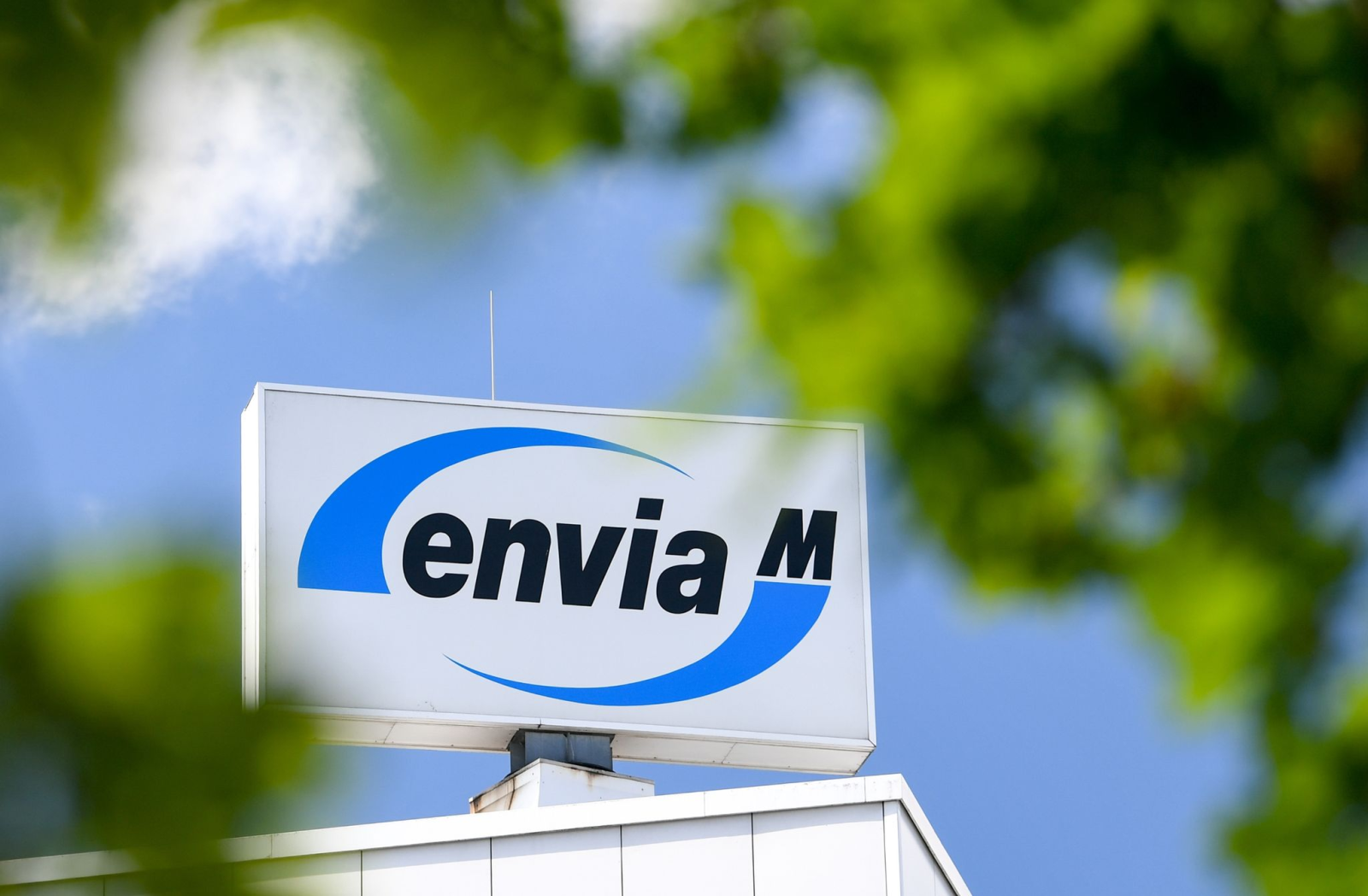 Das Logo des Energiedienstleisters EnviaM dreht sich auf dem Dach der Unternehmenszentrale.