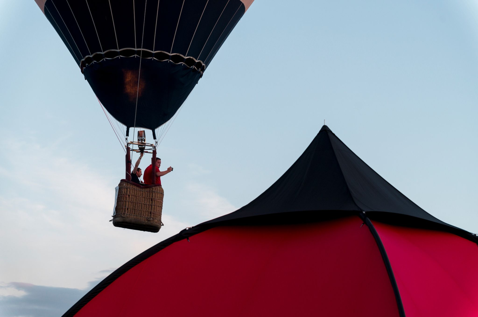 Ein Heißluftballonfahrer fährt über den Festplatz.