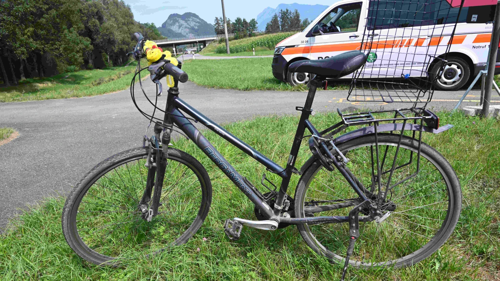 Velofahrerin in Wangs nach Unfall schwer verletzt, © Kantonspolizei St. Gallen Velofahrerin in Wangs nach Unfall schwer verletzt, © Kantonspolizei St. Gallen