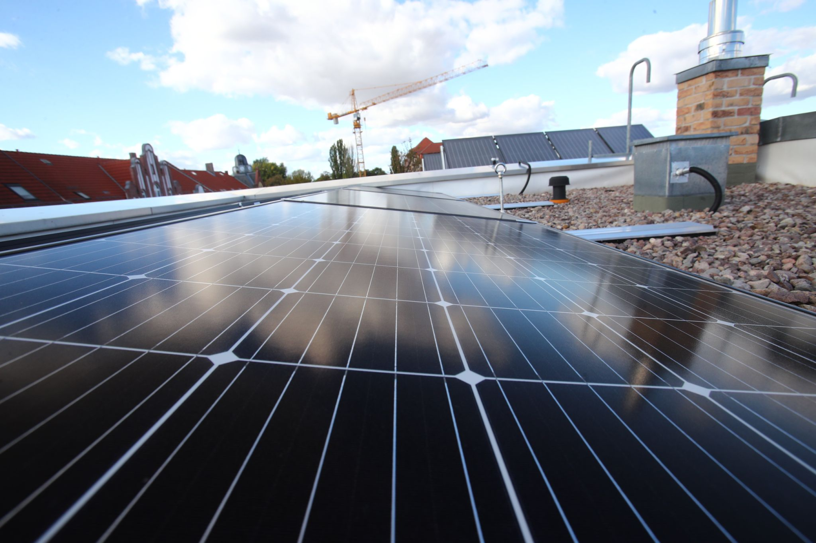 Solarmodule stehen auf einem Dach bei der Inbetriebnahme einer Mieterstromanlage in Erfurt.