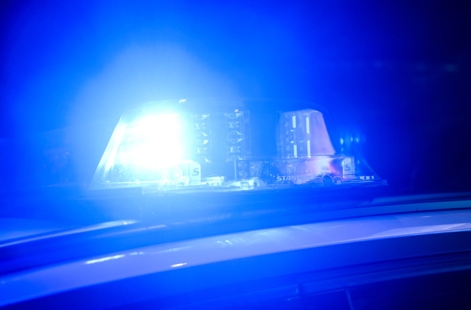Polizei und Feuerwehr sind zu einem Briefkasten ausgerückt. (Symbolbild), © Julian Stratenschulte/dpa