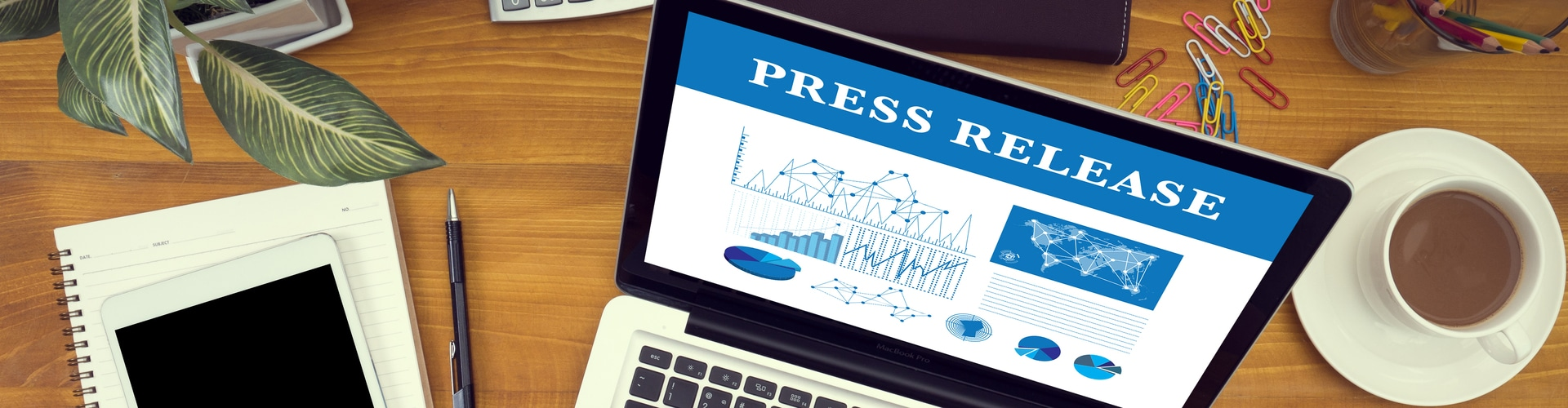 Laptop auf einem Schreibtisch. Auf dem Bildschirm steht "Press Release", © Shutterstock