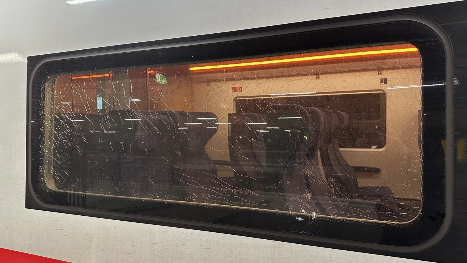 Gütersloh Yakınlarında ICE Treni Taşlandı!, © dpa Gütersloh Yakınlarında ICE Treni Taşlandı!, © dpa