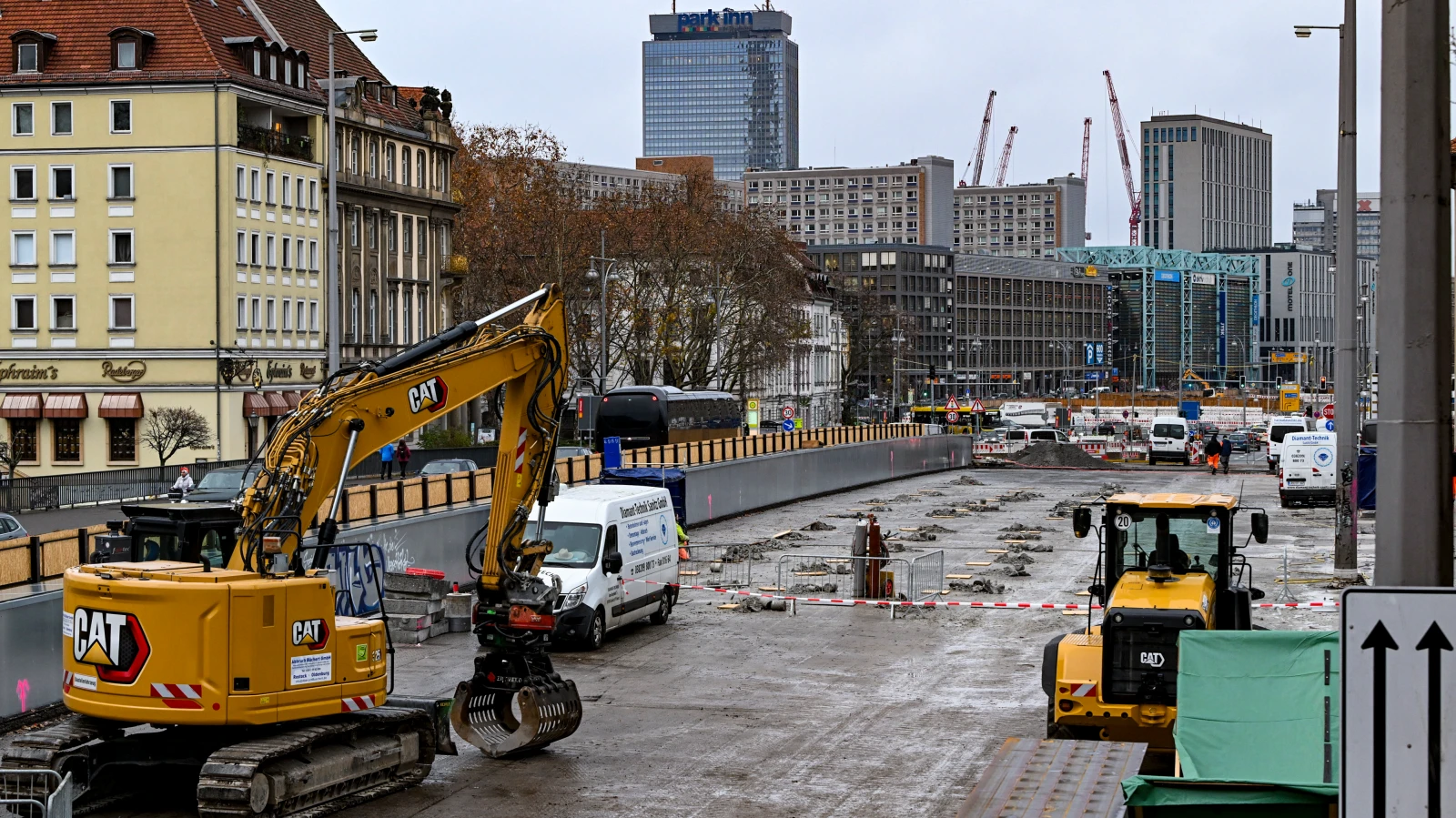 Berlin-Mitte’de trafik dar boğazı: Neue Gertraudenbrücke ağır araçlara kapatıldı, © Jens Kalaene/dpa Berlin-Mitte’de trafik dar boğazı: Neue Gertraudenbrücke ağır araçlara kapatıldı, © Jens Kalaene/dpa