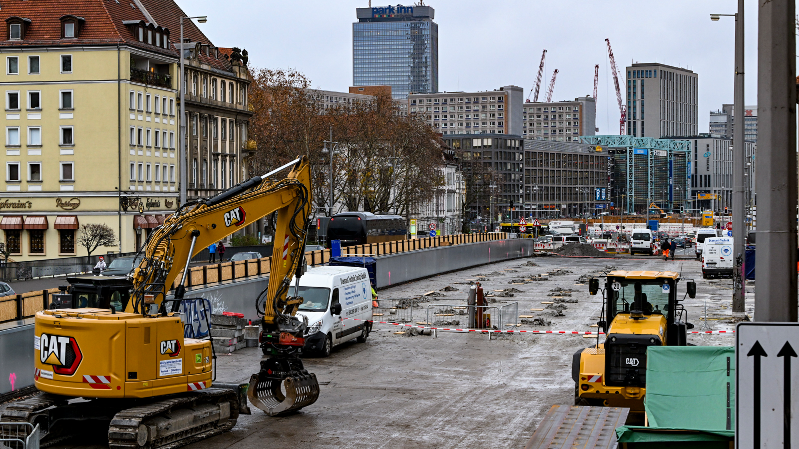 Berlin-Mitte’de trafik dar boğazı: Neue Gertraudenbrücke ağır araçlara kapatıldı, © Jens Kalaene/dpa