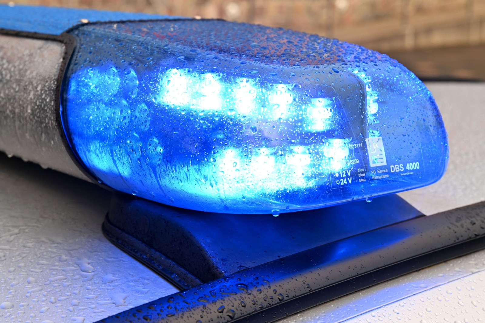 Ein Streifenwagen der Polizei steht mit eingeschaltetem Blaulicht an einem Einsatzort.