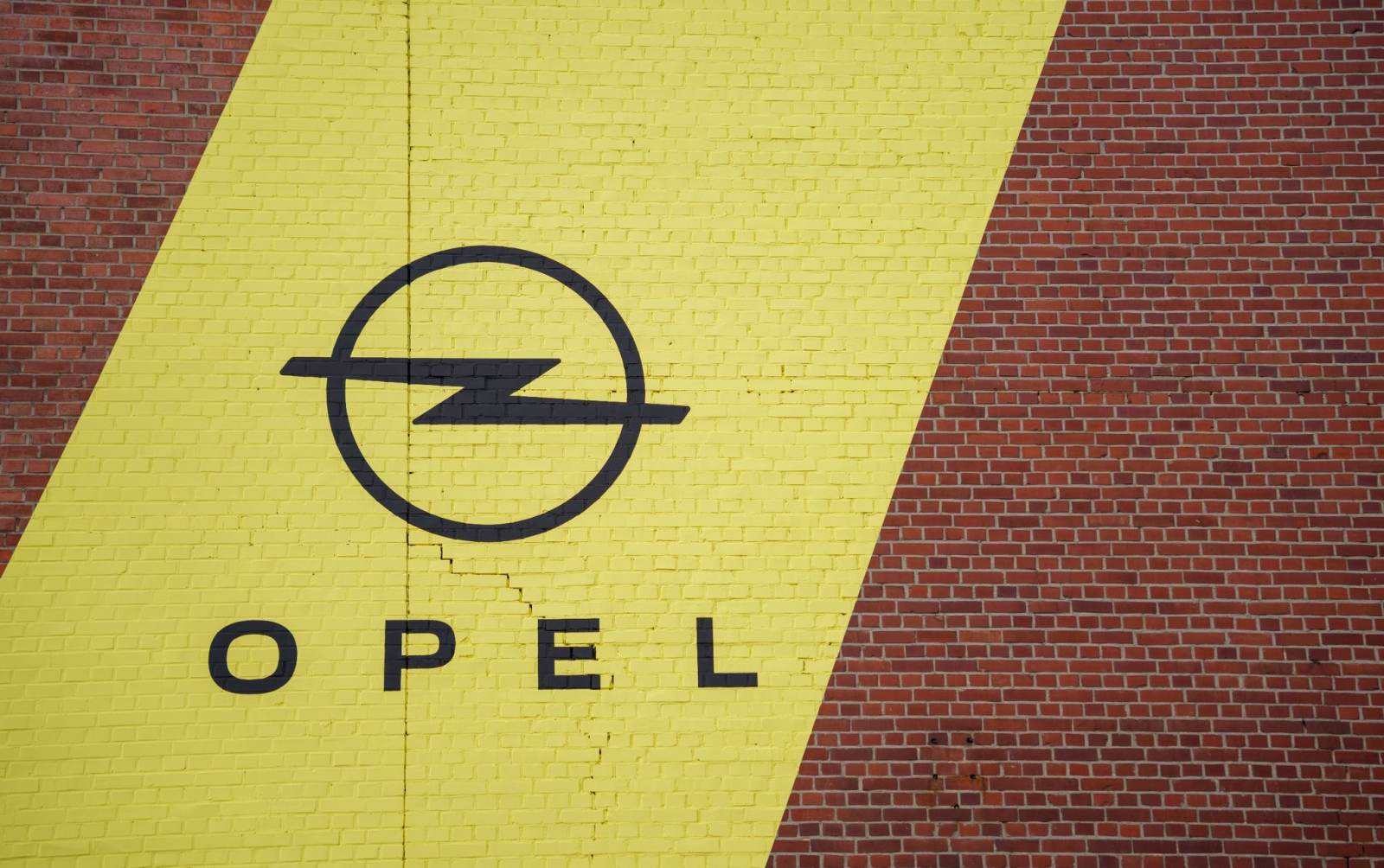 Das Opel-Logo ist zu sehen.