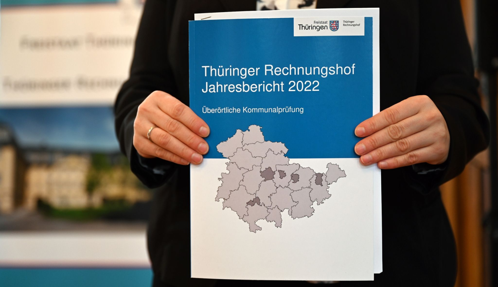 Sebastian Dette stellt den Jahresbericht 2022 zur Überörtlichen Kommunalprüfung vor.