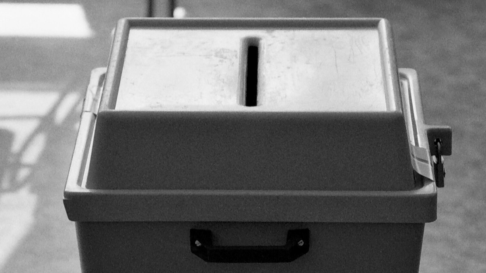 Schweiz stimmt über zwei Rentenvorlagen ab, © Unsplash/Lukáš Lehotský