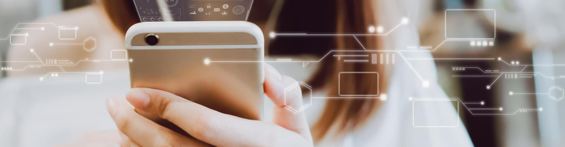 Handy im Vordergrund, Frau im Hintergrund, © Shutterstock