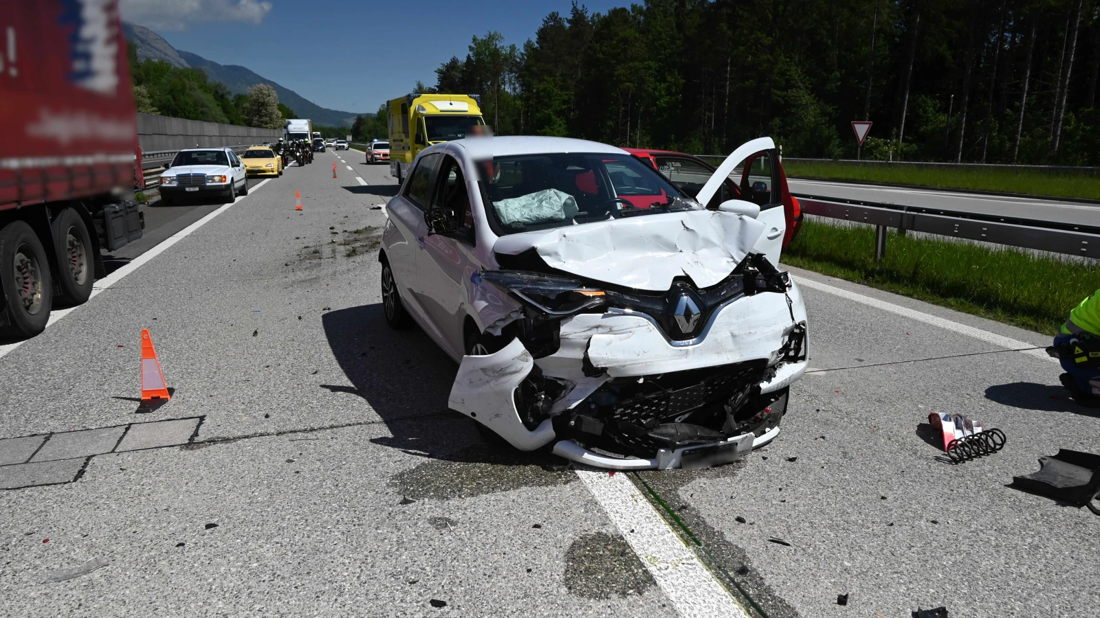 Auffahrkollision auf Autobahn A13 bei Haag, © Kapo SG Auffahrkollision auf Autobahn A13 bei Haag, © Kapo SG
