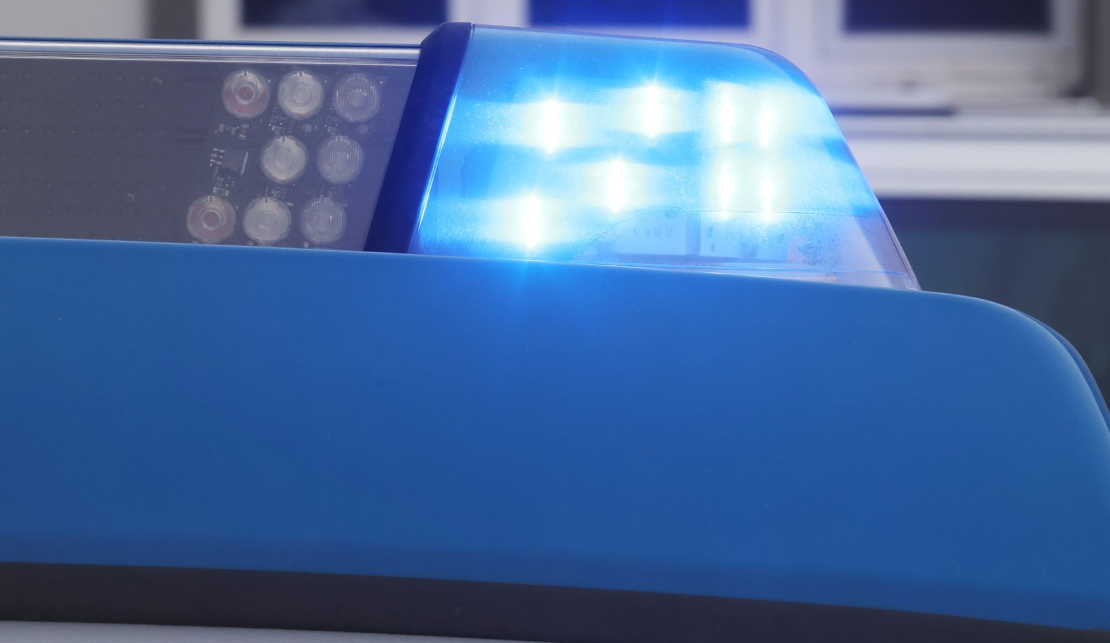 Nach einem medizinischen Notfall am Steuer ist ein 63-Jähriger verstorben. (Symbolbild) , © Bodo Schackow/dpa