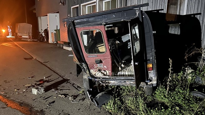 Demoliertes Fahrzeug nach Selbstunfall, © Kantonspolizei Appenzell Ausserrhoden 