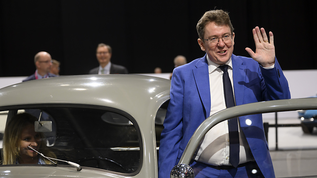 Rösti ermutigt Autoindustrie zur Suche nach nachhaltigen Lösungen, © Keystone/SDA