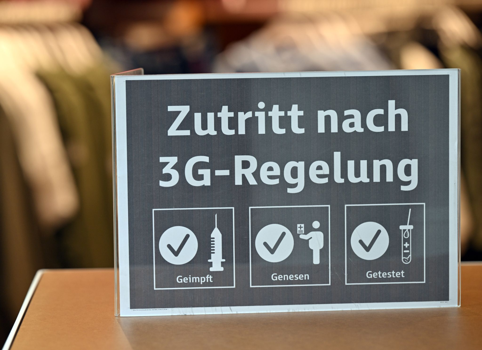 Ein Schild weist auf die 3G-Regelung hin.