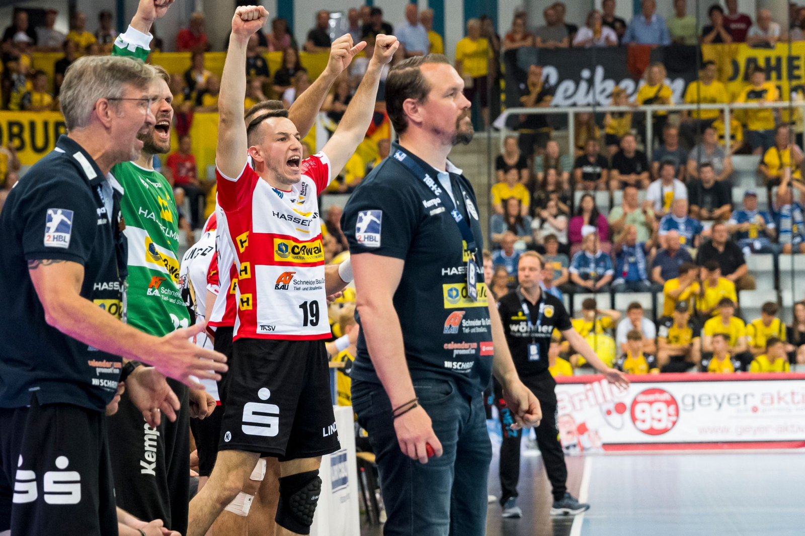Misha Kaufmann (r), Trainer des ThSV Eisenach, beobachtet das Spiel., © Daniel Vogl/dpa