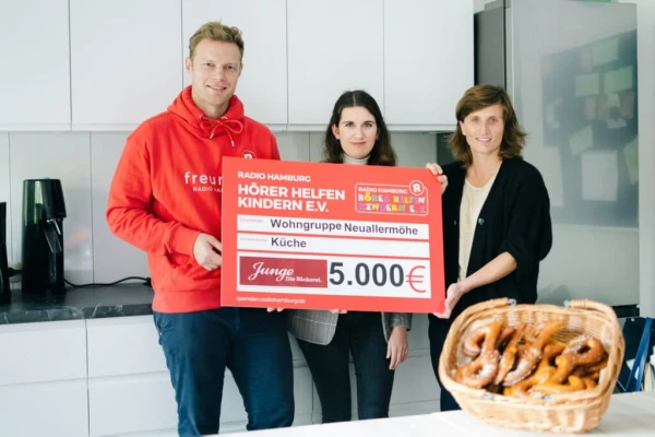 Moderator Christian Stübinger bei der Übergabe des symbolischen Schecks. (Foto: Junge Die Bäckerei.) Moderator Christian Stübinger bei der Übergabe des symbolischen Schecks. (Foto: Junge Die Bäckerei.)