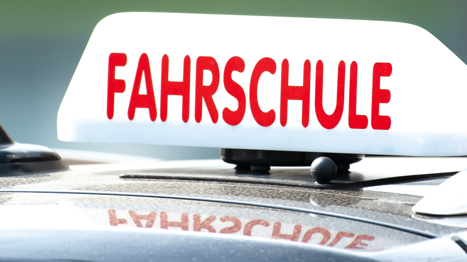 Alkollü Eğitmen Kadın Sürücü Adayına Kaza Yaptırdı!, © dpa