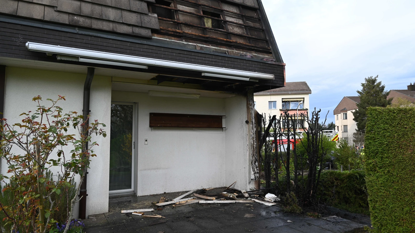 In Gossau greift ein Feuer einer Hecke auf Haus über, © Kantonspolizei St. Gallen In Gossau greift ein Feuer einer Hecke auf Haus über, © Kantonspolizei St. Gallen
