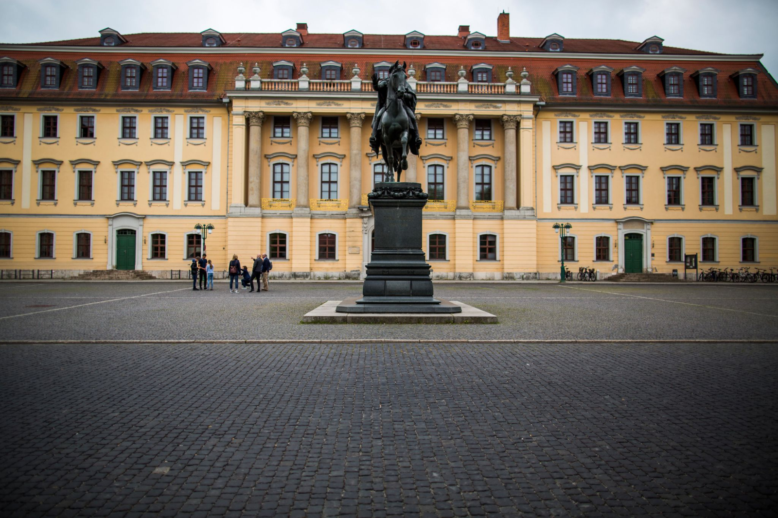 Das Denkmal von Carl August steht vor der Hochschule für Musik Franz Liszt.