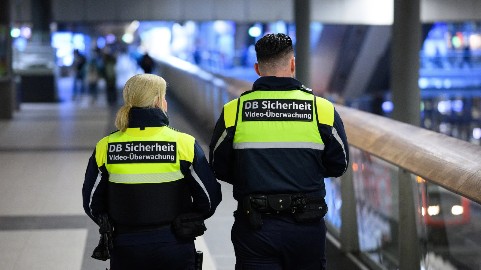 Köln’de tren istasyonlarında geniş çaplı polis operasyonu başladı, © Bernd von Jutrczenka/dpa Köln’de tren istasyonlarında geniş çaplı polis operasyonu başladı, © Bernd von Jutrczenka/dpa