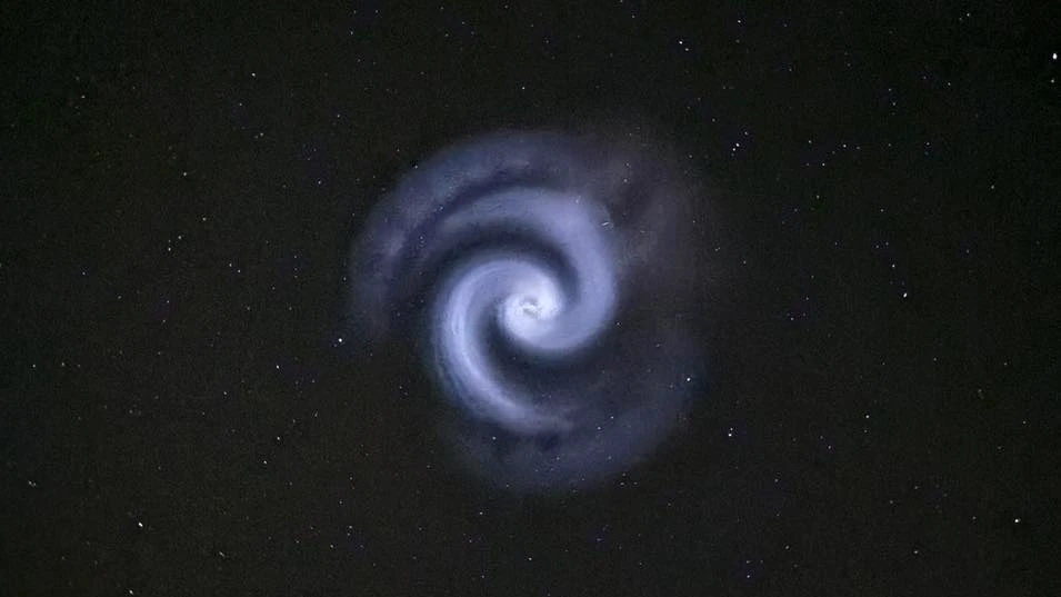 Blauer Wirbel am nächtlichen Himmel beobachtet, © Facebook Blauer Wirbel am nächtlichen Himmel beobachtet, © Facebook