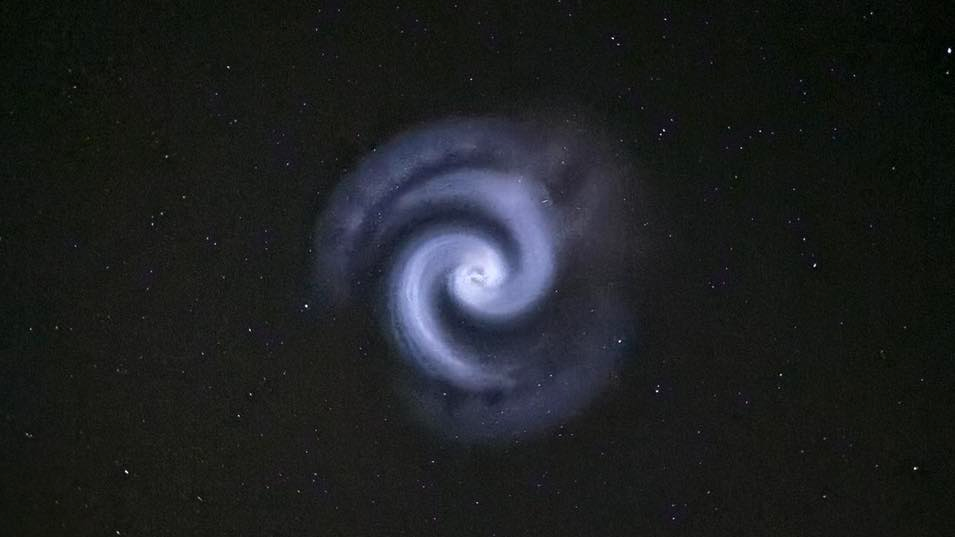 Blauer Wirbel am nächtlichen Himmel beobachtet, © Facebook