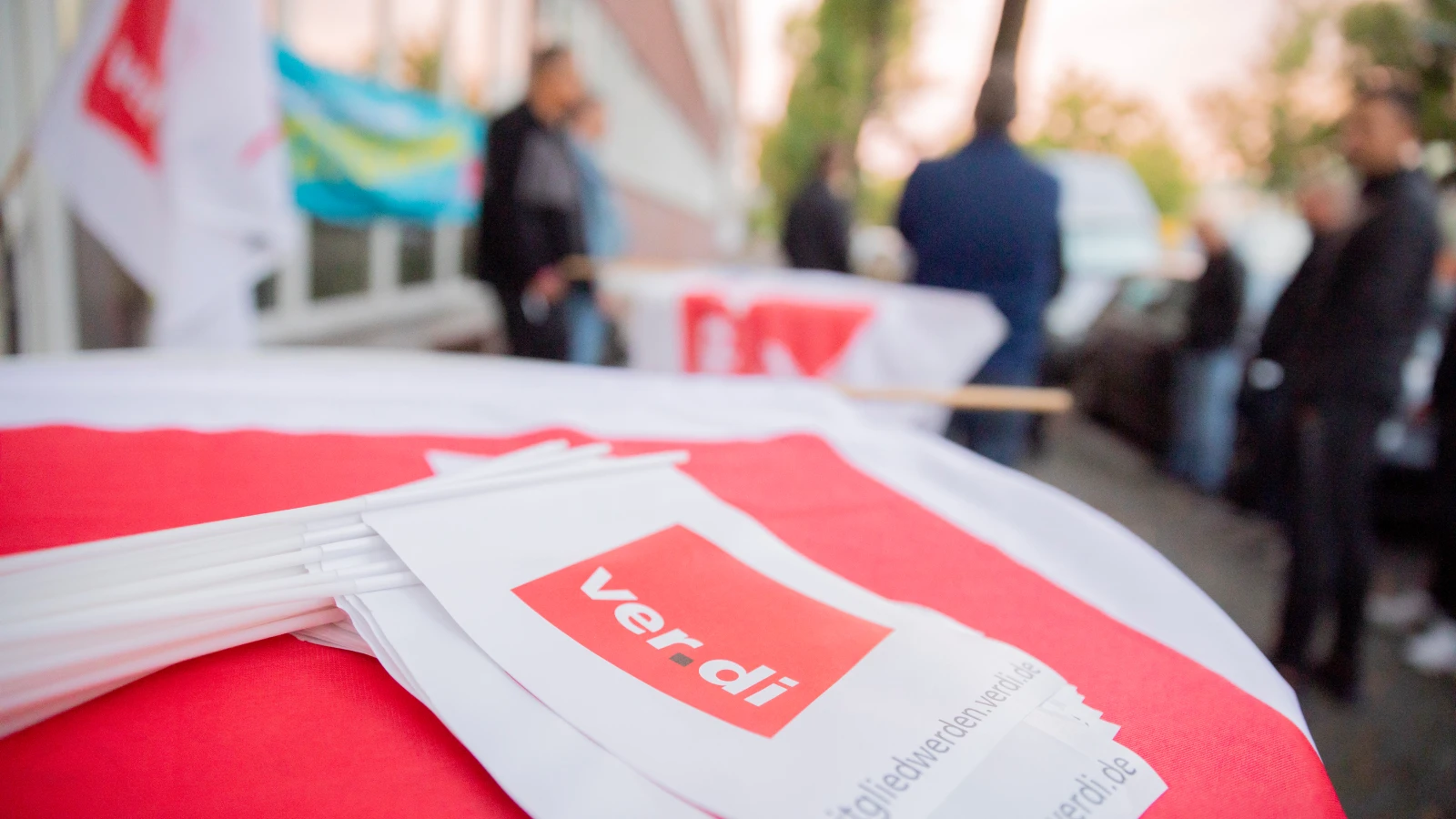 Hessen de dahil olmak üzere çeşitli federal eyaletlerdeki kamu bankalarında çalışanlara bugün uyarı grevine gidiyor., © Christoph Soeder/dpa Hessen de dahil olmak üzere çeşitli federal eyaletlerdeki kamu bankalarında çalışanlara bugün uyarı grevine gidiyor., © Christoph Soeder/dpa