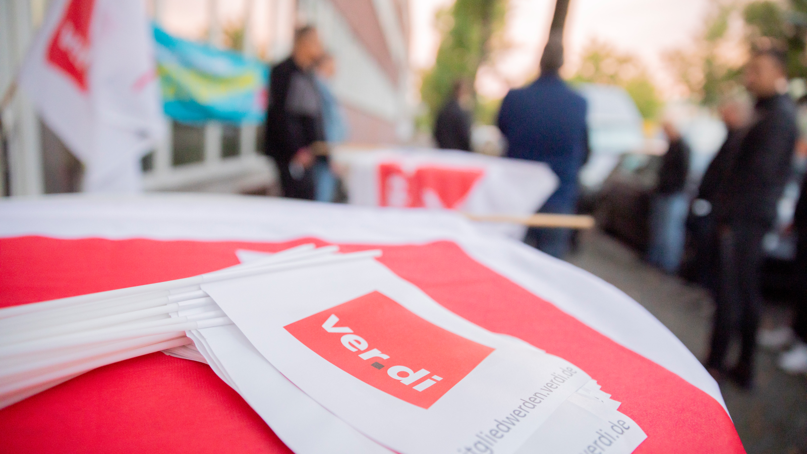 Hessen de dahil olmak üzere çeşitli federal eyaletlerdeki kamu bankalarında çalışanlara bugün uyarı grevine gidiyor., © Christoph Soeder/dpa