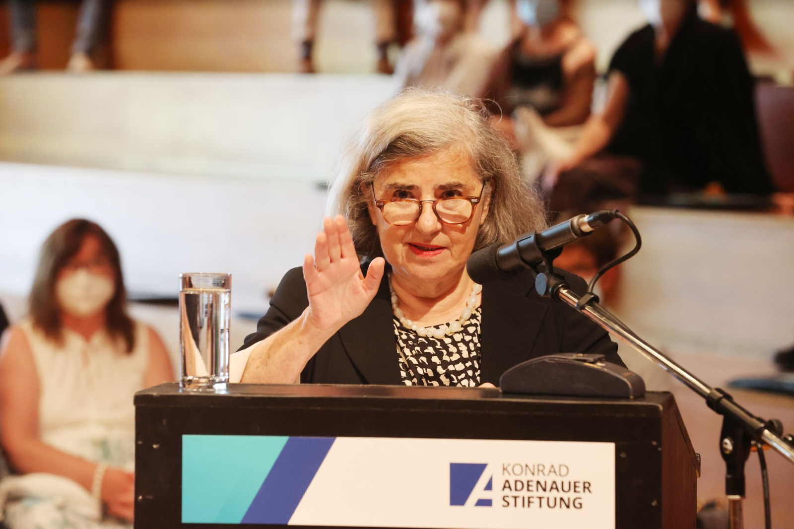 Barbara Honigmann, Schriftstellerin, hält eine Rede zum Literaturpreis der Adenauer Stiftung.