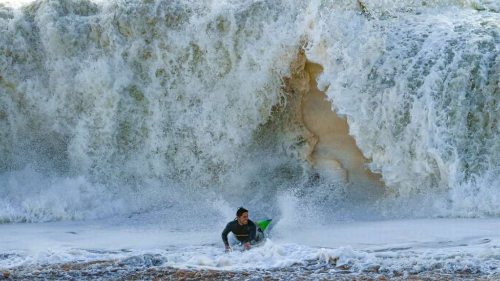 "Gefährliche Monsterwellen" wüten vor kalifornischer Küste, © Damian Dovarganes/AP