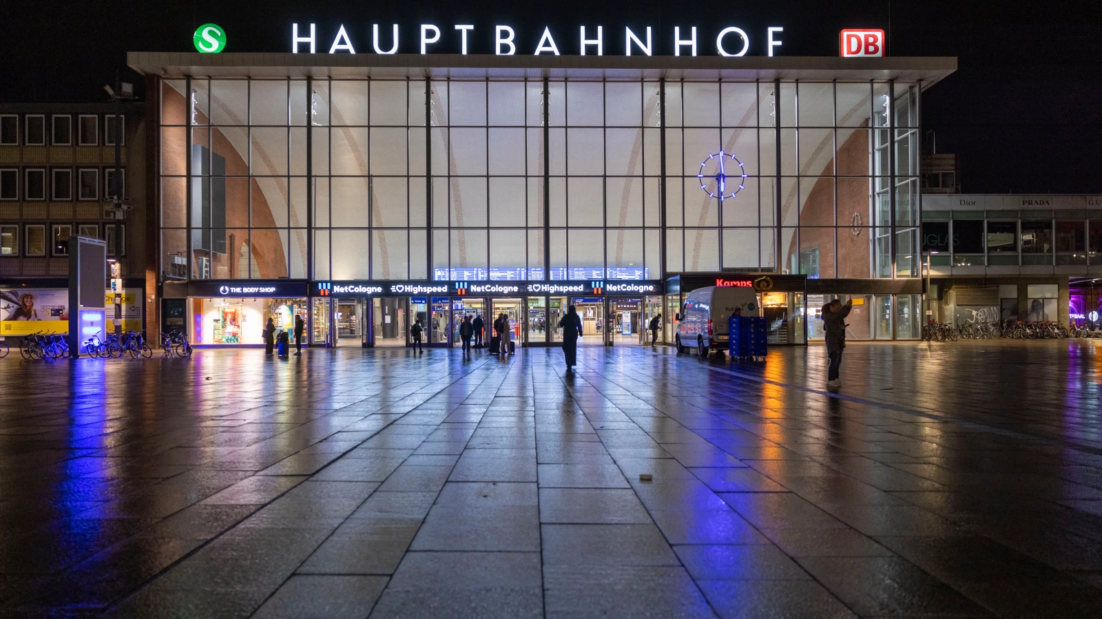 Köln Merkez İstasyonu’nun Kapanması Sıkıntılara Neden Oldu, © Thomas Banneyer/dpa Köln Merkez İstasyonu’nun Kapanması Sıkıntılara Neden Oldu, © Thomas Banneyer/dpa
