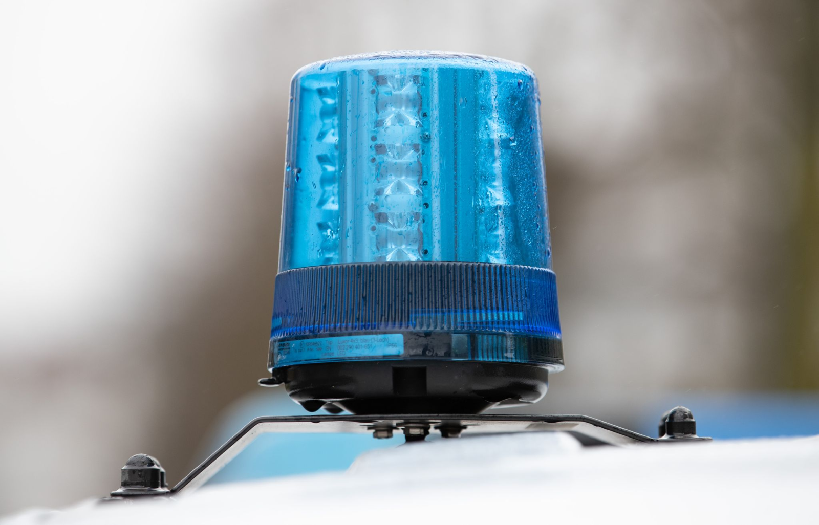 Das Blaulicht auf dem Dach eines Einsatzwagens der Polizei.