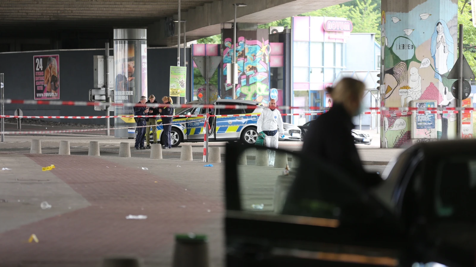 Bielefeld'de Bıçaklı Saldırı: Polis 35 Yaşındaki Suriyeli Şüpheliyi Arıyor, © Christian Müller/Christian Müller TV/dpa Bielefeld'de Bıçaklı Saldırı: Polis 35 Yaşındaki Suriyeli Şüpheliyi Arıyor, © Christian Müller/Christian Müller TV/dpa