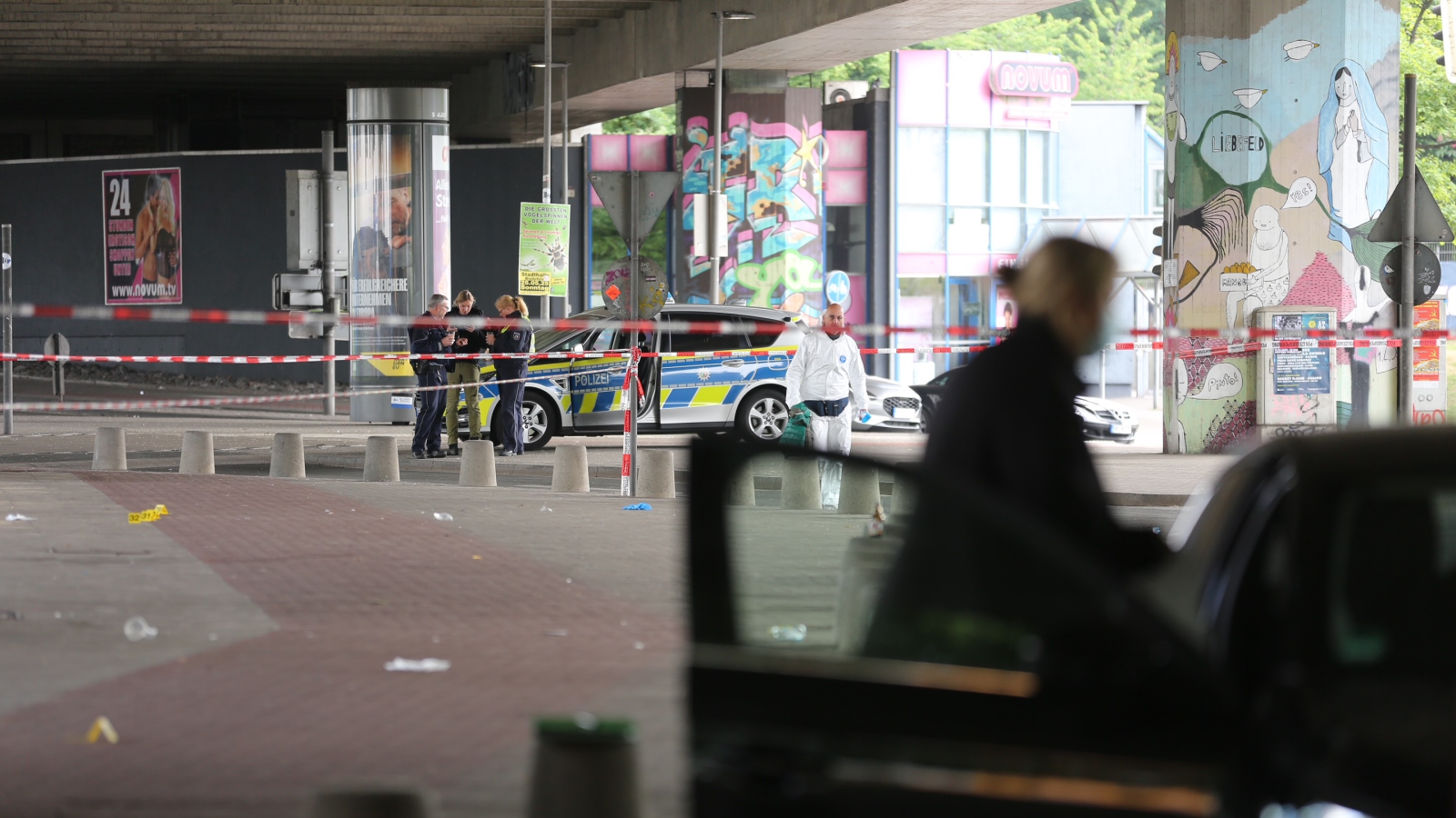 Bielefeld'de Bıçaklı Saldırı: Polis 35 Yaşındaki Suriyeli Şüpheliyi Arıyor, © Christian Müller/Christian Müller TV/dpa