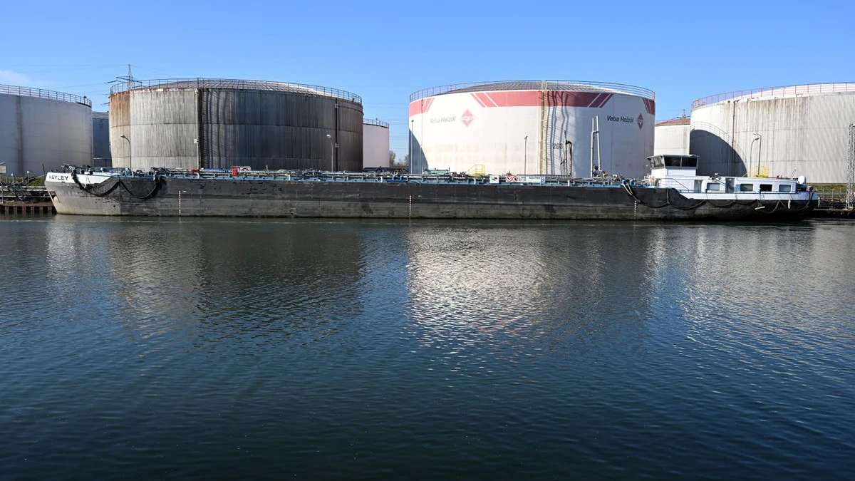 Almanya Petrol Rezervlerini Serbest Bırakıyor: Fiyatlar Düşecek mi?, © Federico Gambarini/dpa Almanya Petrol Rezervlerini Serbest Bırakıyor: Fiyatlar Düşecek mi?, © Federico Gambarini/dpa