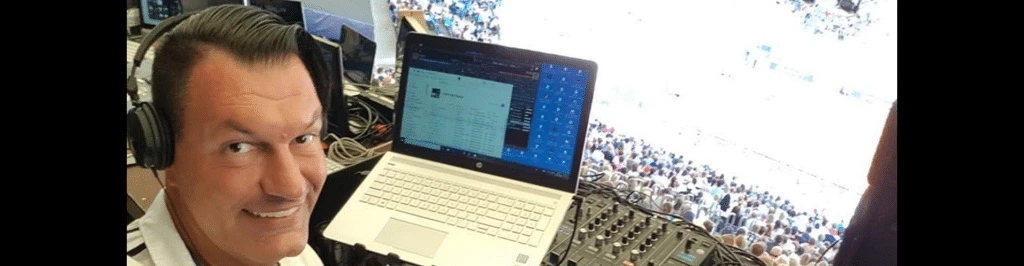 Mr. Happy am Mikro – das bin ich! Mr. Happy am Mikro – das bin ich!