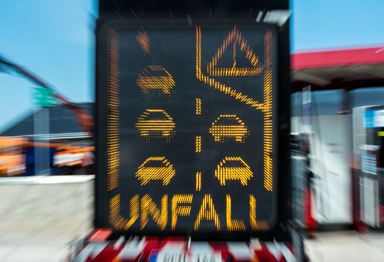 Hamburg’da otobüs kazası: Çok sayıda yaralı, © Jens Büttner/dpa