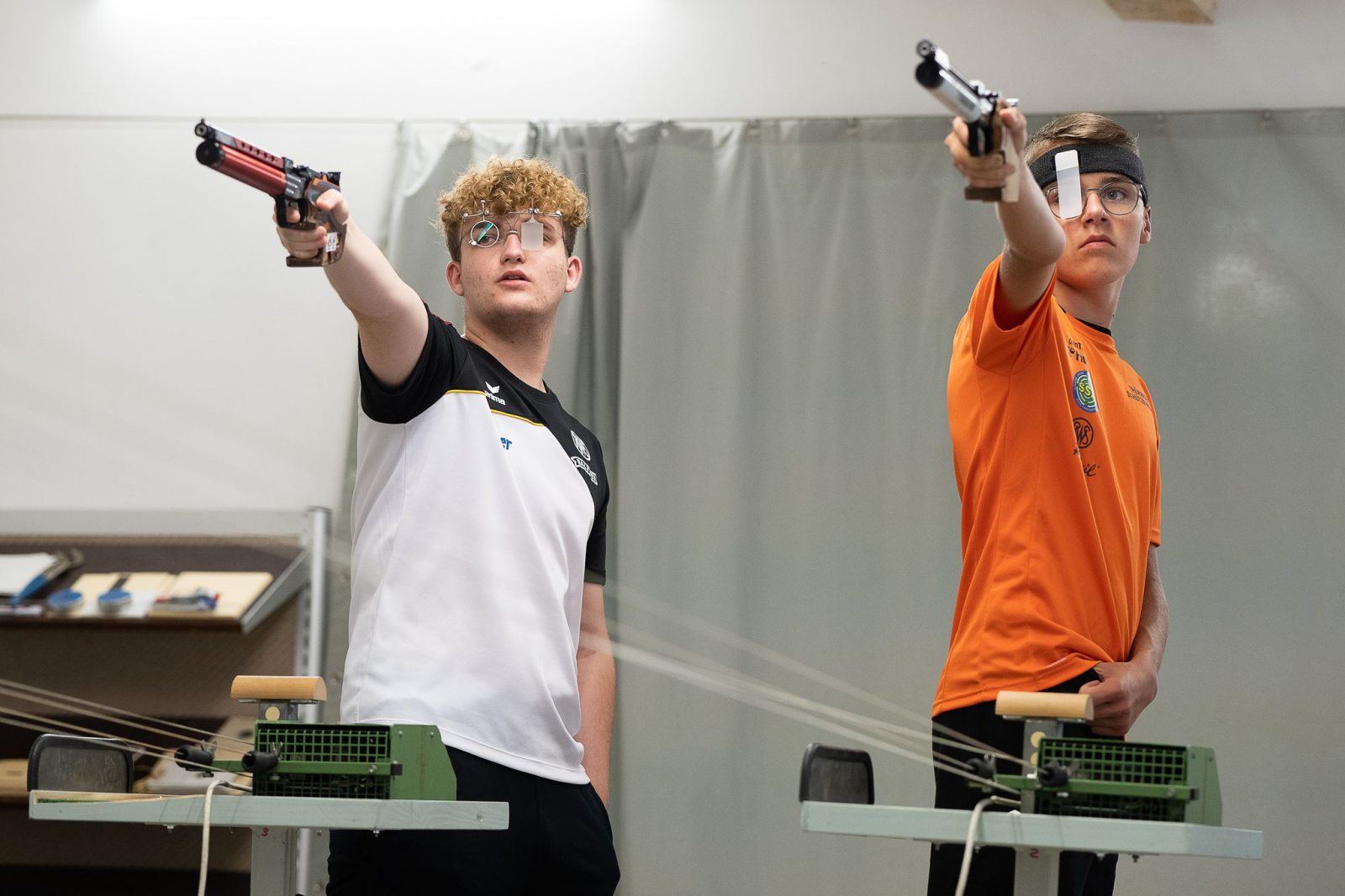 Die Sportschützen Nick Godau (l) und Louis Zwingmann trainieren mit ihren Luftpistolen.