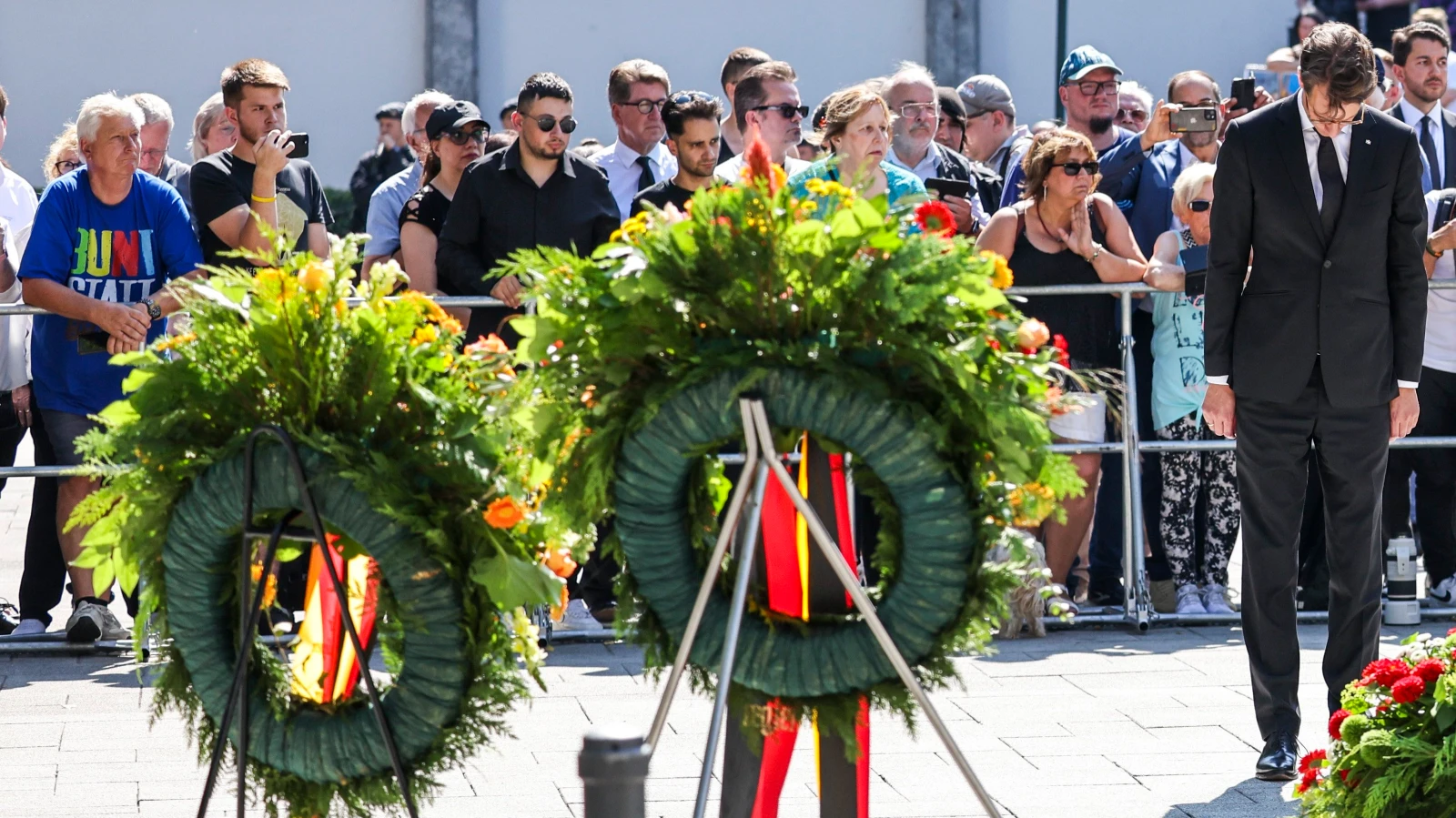 Solingen Saldırısının Yıl Dönümünde Wüst: “Birbirimize Sırtımızı Dönmeyeceğiz”, © Christoph Reichwein/dpa Solingen Saldırısının Yıl Dönümünde Wüst: “Birbirimize Sırtımızı Dönmeyeceğiz”, © Christoph Reichwein/dpa