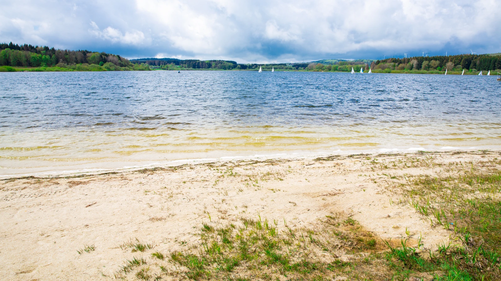 Hessen ve Rheinland-Pfalz, Almanya'daki Krombachtalsperre'de manzaralı göl, © shutterstock Hessen ve Rheinland-Pfalz, Almanya'daki Krombachtalsperre'de manzaralı göl, © shutterstock