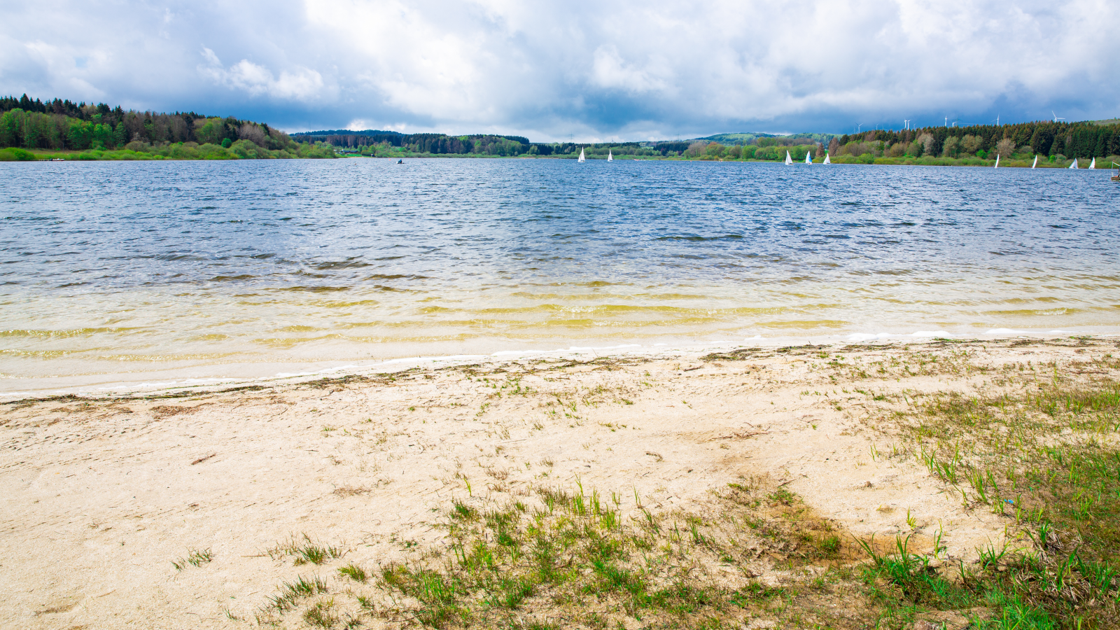 Hessen ve Rheinland-Pfalz, Almanya'daki Krombachtalsperre'de manzaralı göl, © shutterstock