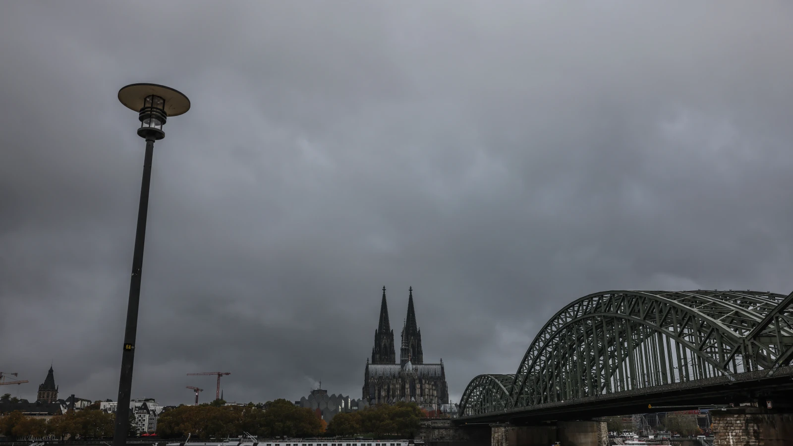 Kölner Hauptbahnhof´da Sinyal Sistemi Yenilemesi, © Oliver Berg/dpa Kölner Hauptbahnhof´da Sinyal Sistemi Yenilemesi, © Oliver Berg/dpa