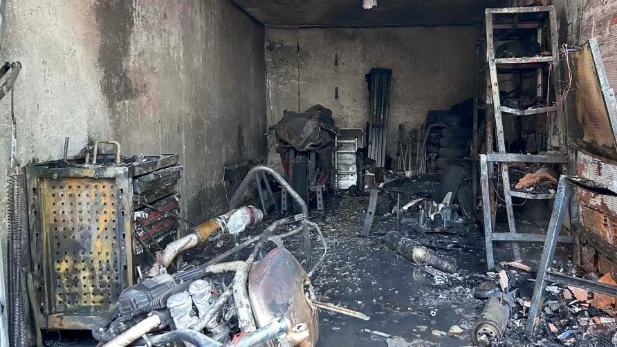 Garagenbrand durch Umschütten von Benzin, © Kantonspolizei St. Gallen Garagenbrand durch Umschütten von Benzin, © Kantonspolizei St. Gallen